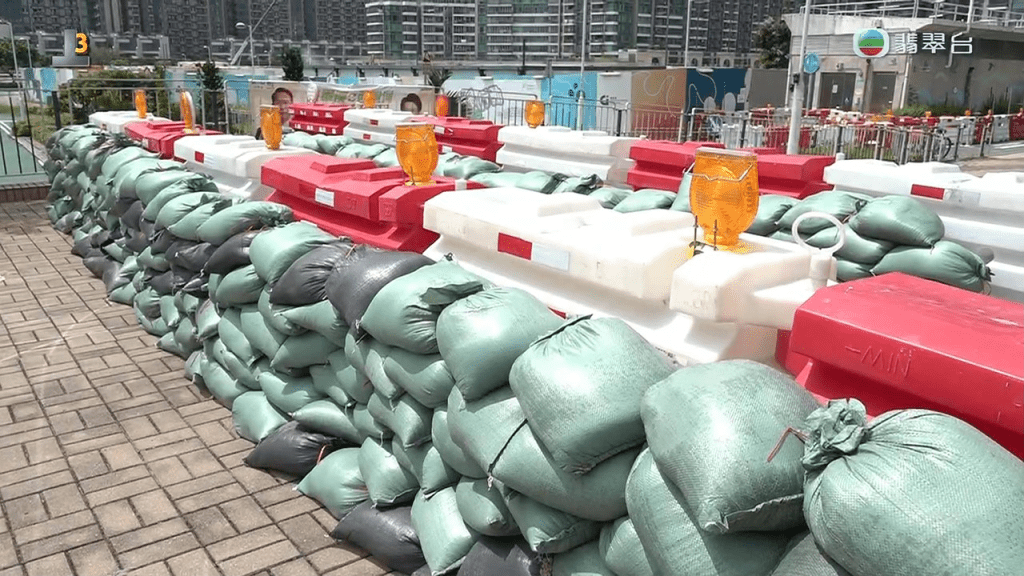 超強颱風蘇拉逐步靠近香港，不少市民或機構已經做好防風準備。