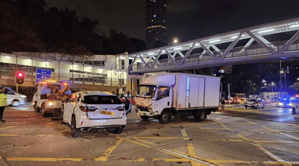 新清水灣道3車相撞，往西貢方向近彩雲村全線封閉。黎志偉攝