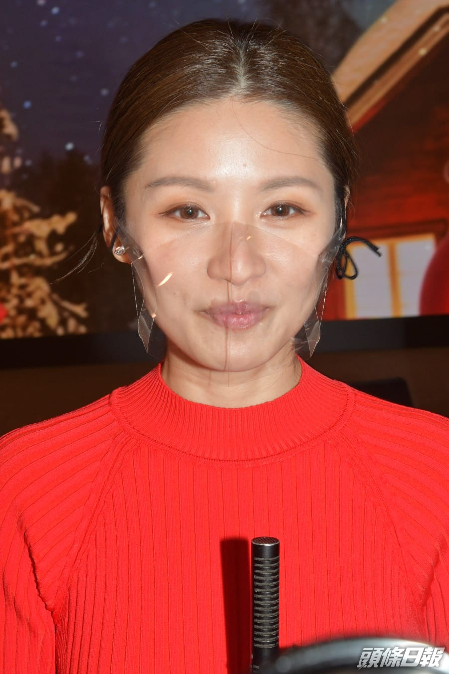 現年38歲的何傲芝較早前低調與富貴男友董必政結婚,何傲芝是前港姐何傲兒(現名何天兒)家姐,曾經短暫擔任《東張西望》主持,亦曾經拍攝劇集《東西宮略》及《依家有喜》,不過她加入TVB不久便淡出娛圈,轉而回到老本行做馬評人,而她是至今唯一嫁入豪門的《東張》女神,她的丈夫是「帝皇翡翠」創辦人董吳玲玲之子,身家相當豐厚,是正宗的名門望族,成功升呢做闊太!