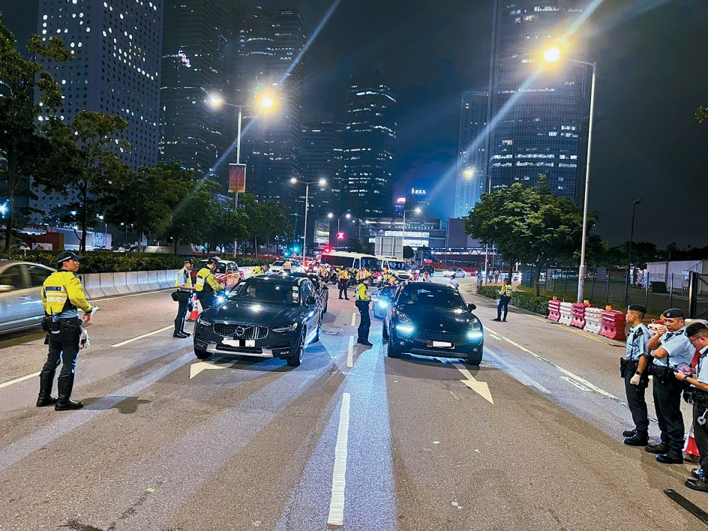 警方在港岛区多处设置路障，截查可疑车辆，并巡查区内罪恶黑点。
