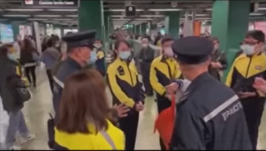 一名港鐵女乘客與港鐵職員發生拉扯，港鐵報警。網上片段截圖