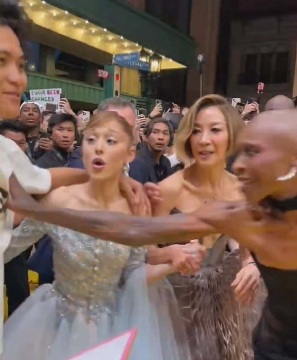 上周四，Ariana在新加坡被澳洲網紅突襲。