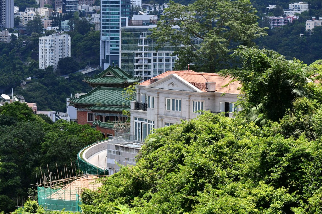 單位外望開揚翠山景致,綠意盎然。