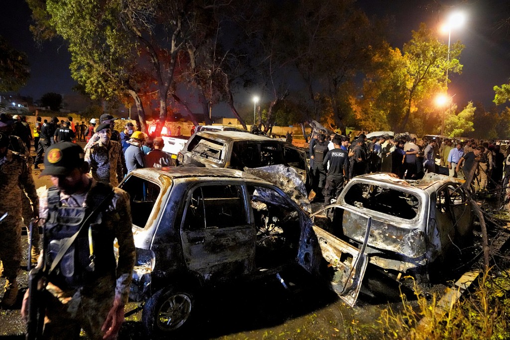 卡拉奇國際機場外爆炸現場數架車輛被毁。