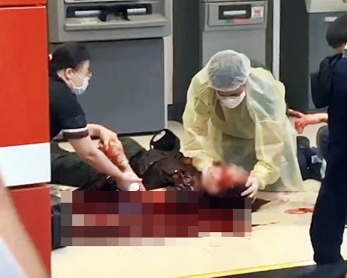 被斬解款員倒臥血泊。網上圖片