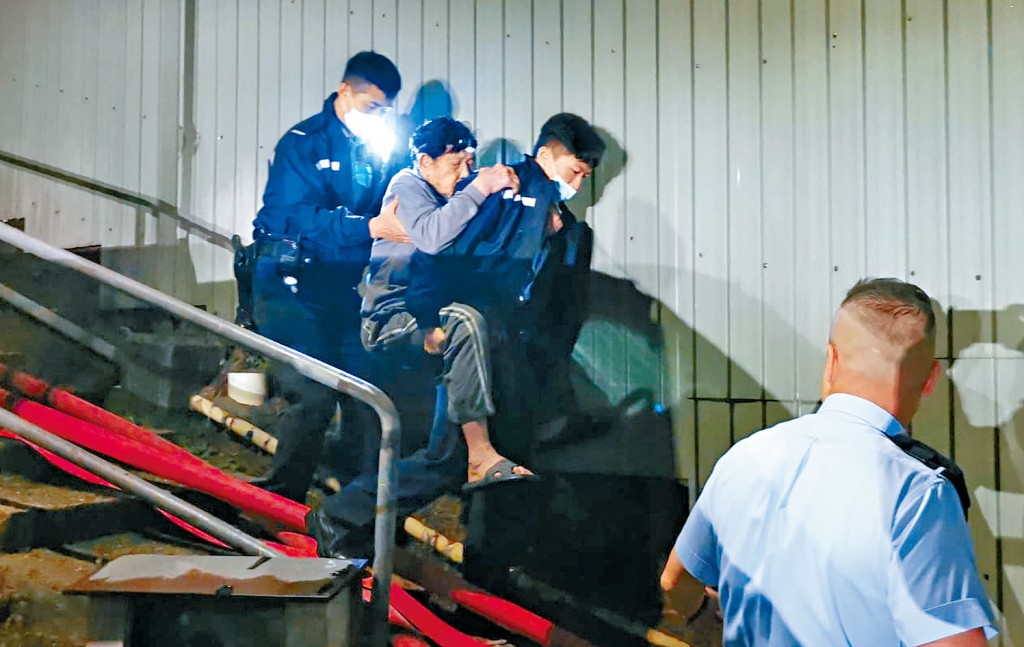 警員孭起村民離開大窩村，到安全地方暫避。 