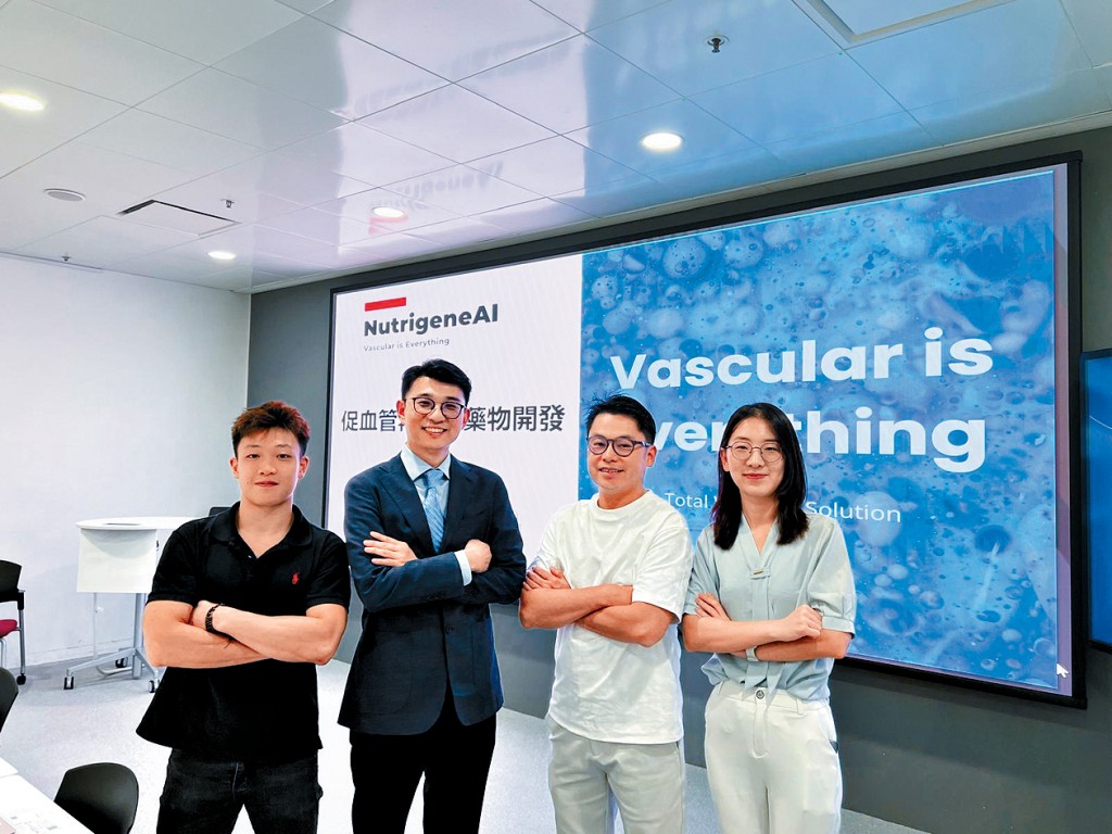 黃永德（左二）的研究團隊正研發新一代生物藥，為患者提供非侵入性的治療方案。右二為吳廣基。