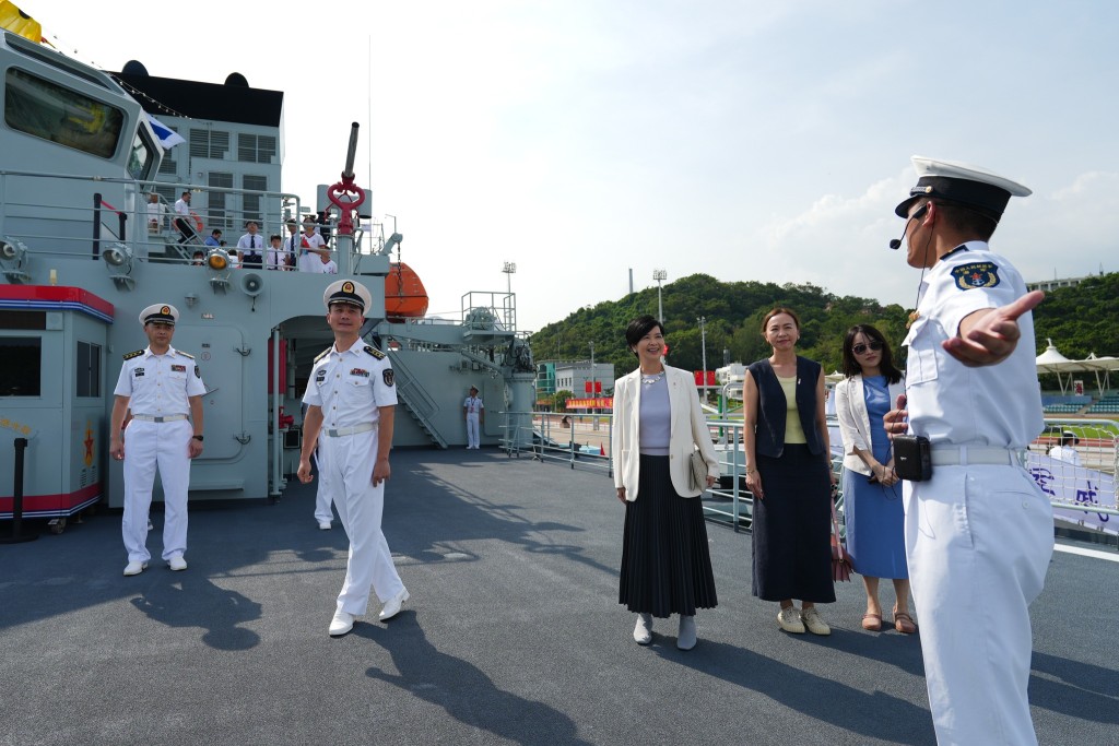 儘管烈日當空，艦上講解員始終「站得筆直」，以親切笑容詳細解說。何永賢FB圖片