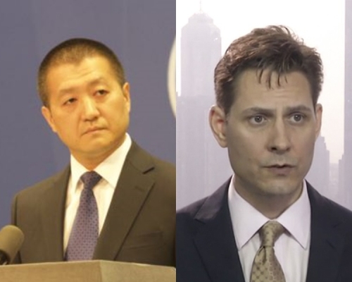 外交部發言人陸慷（左）指康明凱（右）在中國從事非法活動。網圖/AP