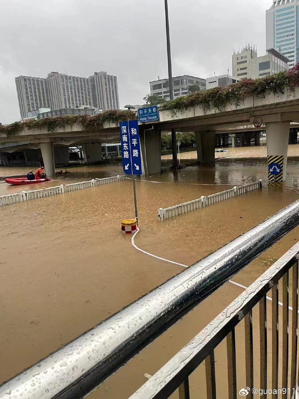 深圳9月曾经出现世纪暴雨，深圳马路水浸严重，大量车被淹。