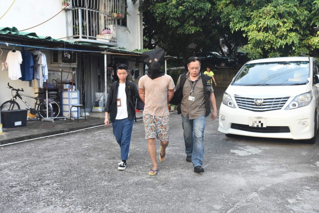 保母的同居男友被捕,並帶返現場村屋調查。