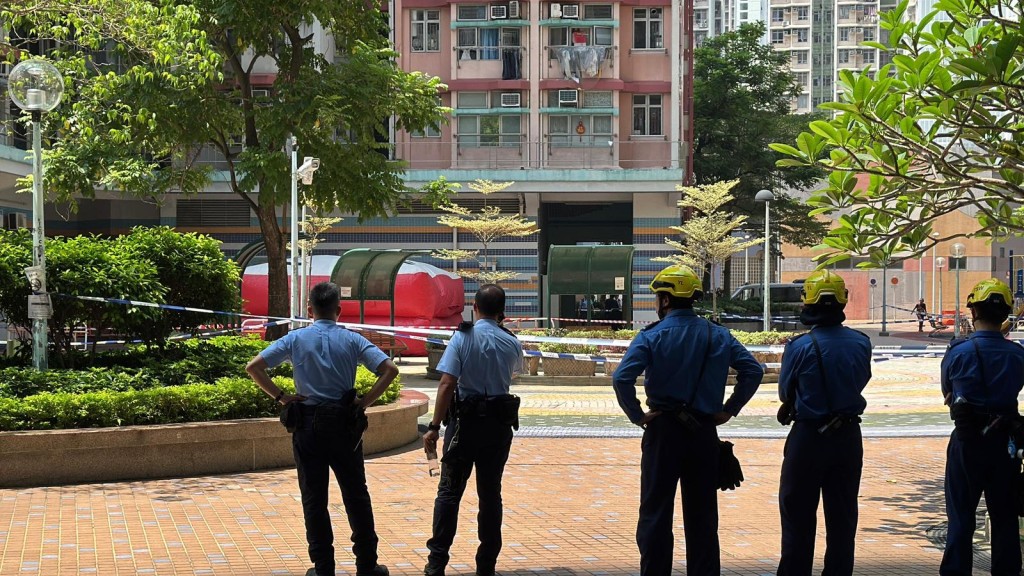 消防員在地面張開氣墊。