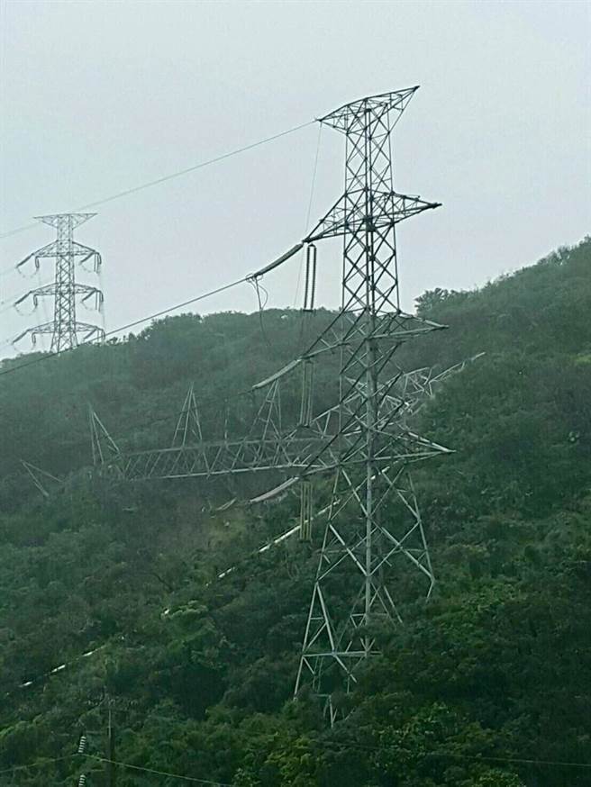 其中一座電塔倒塌。台電相片