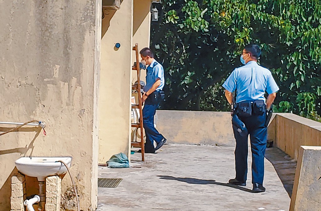 义工浴室洗澡疑触电死亡，警方到场调查。