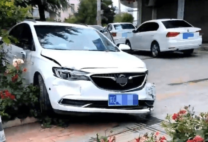 白車撞倒電動單車後,自身損毀嚴重。 白車撞倒電動單車後,自身損毀嚴重。
