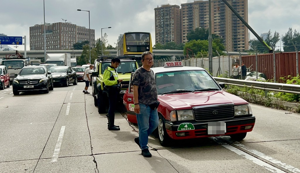 车祸涉及2辆的士及3辆私家车。