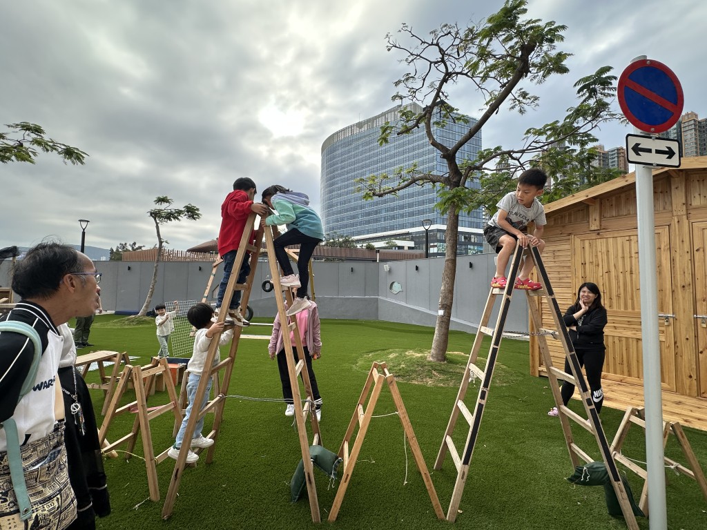 戶外冒險區的攀登木梯,讓小朋友發揮創意。(圖片來源:《親子王》) 戶外冒險區的攀登木梯,讓小朋友發揮創意。(圖片來源:《親子王》)