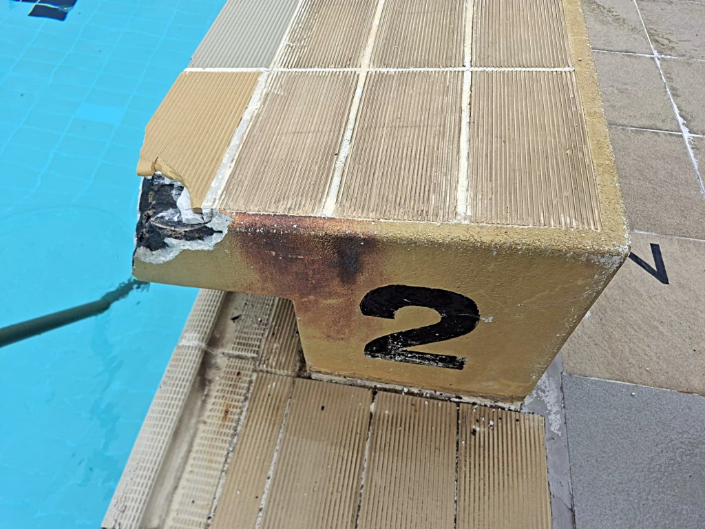二號跳台石屎崩裂。fb:港九拯溺員工會 二號跳台石屎崩裂。fb:港九拯溺員工會