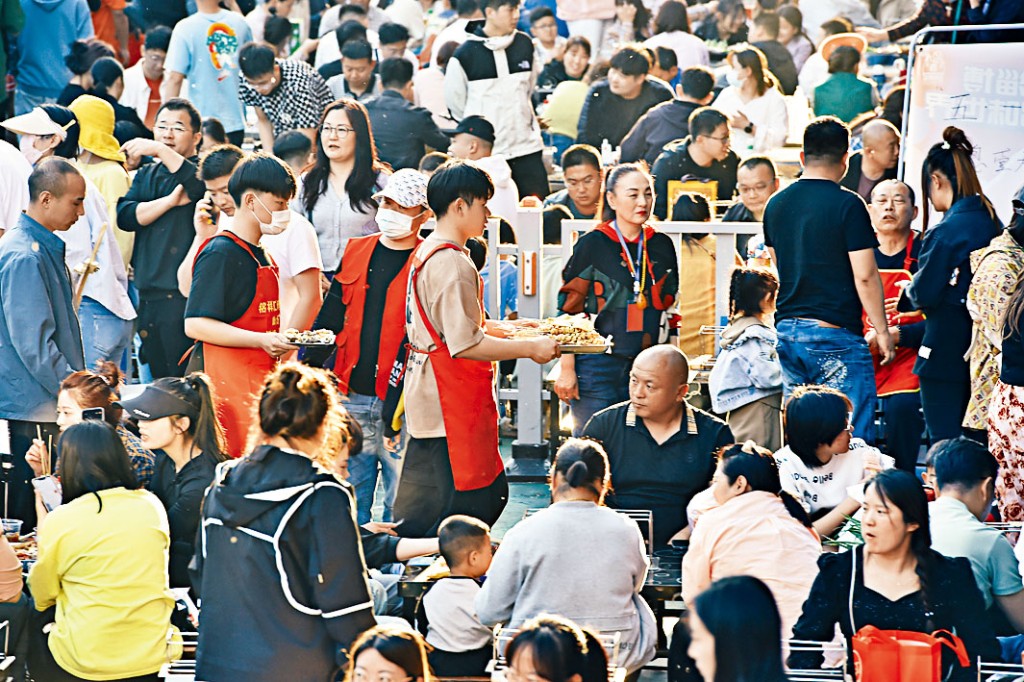 淄博市一家網紅燒烤店顧客爆棚。