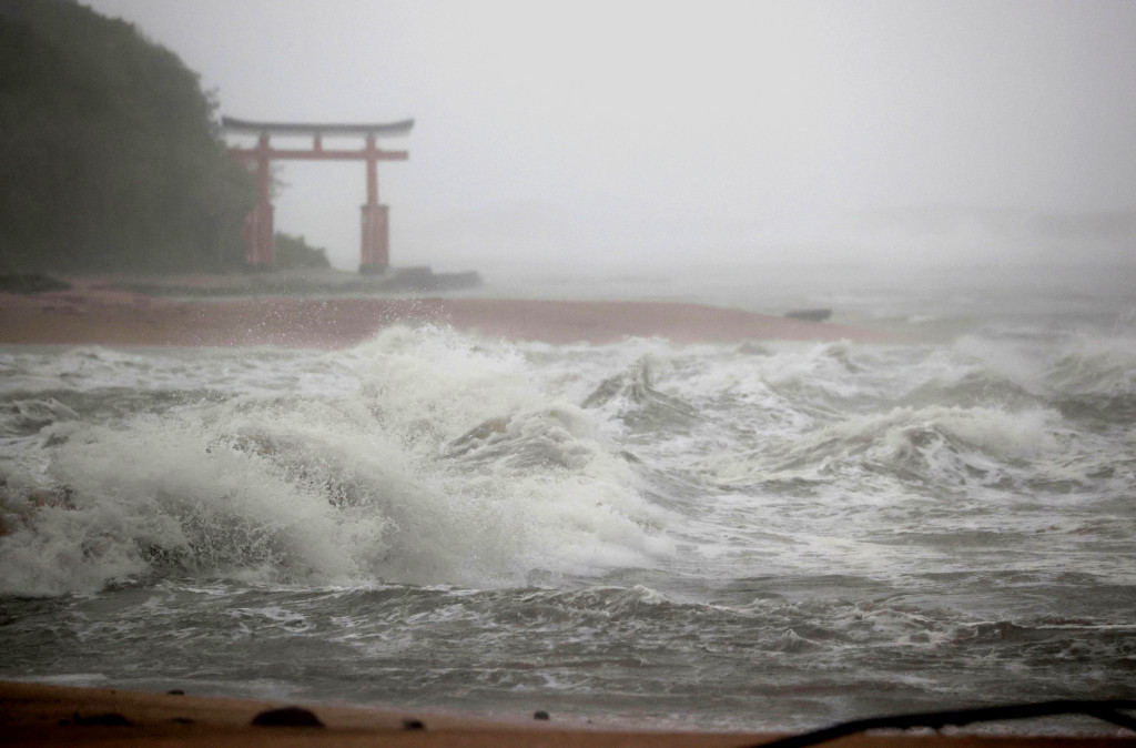 日本南部宮崎市的海浪拍打著海岸。AP