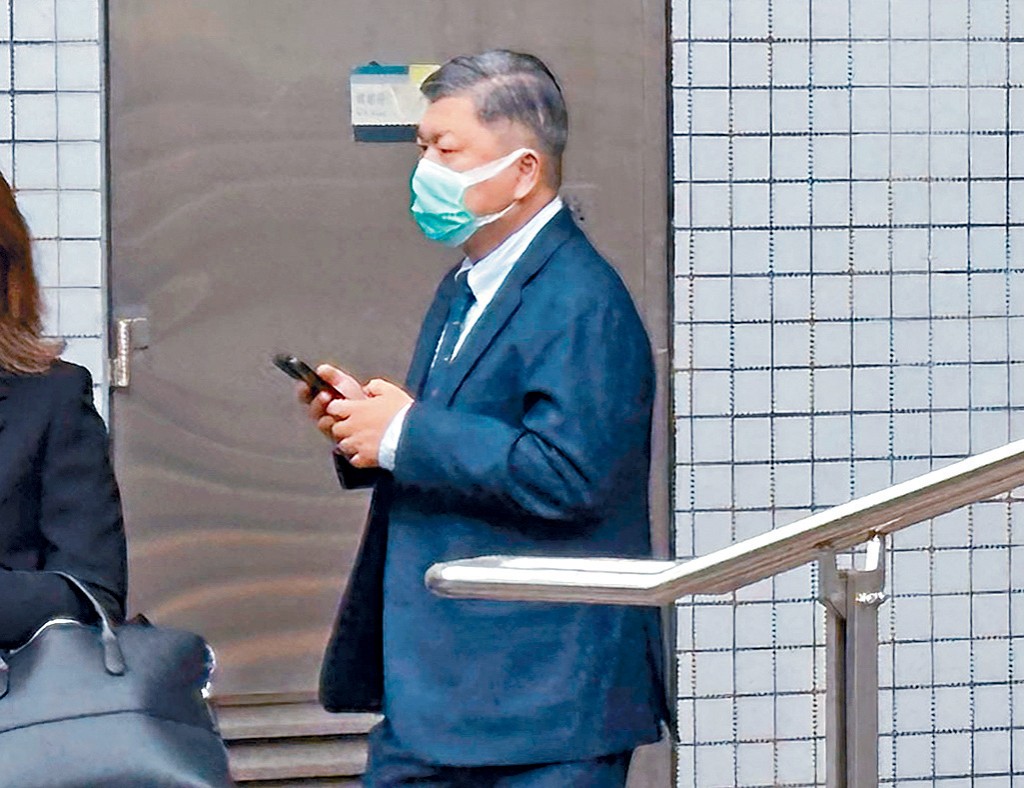 私人診所護士指控六旬男醫生,「由我隻腳下面一手伸咗入我件衫度、我左邊胸部,不斷撫摸」。