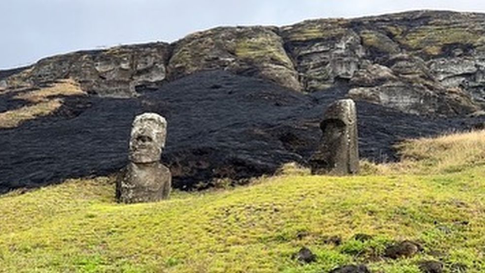 智利復活島上的摩艾石像臉被燒黑。FB圖