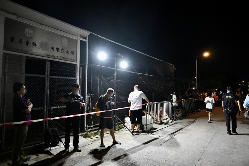 市民提早到場排隊,希望能搶佔較佳位置觀賞搶包山決賽。 市民提早到場排隊,希望能搶佔較佳位置觀賞搶包山決賽。