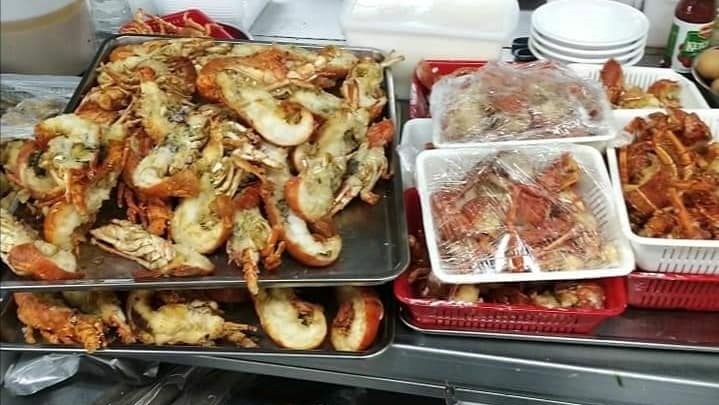 爆料網民稱，酒樓下午會將龍蝦預先炸熟，晚上翻煮，再在明天重用。FB圖片