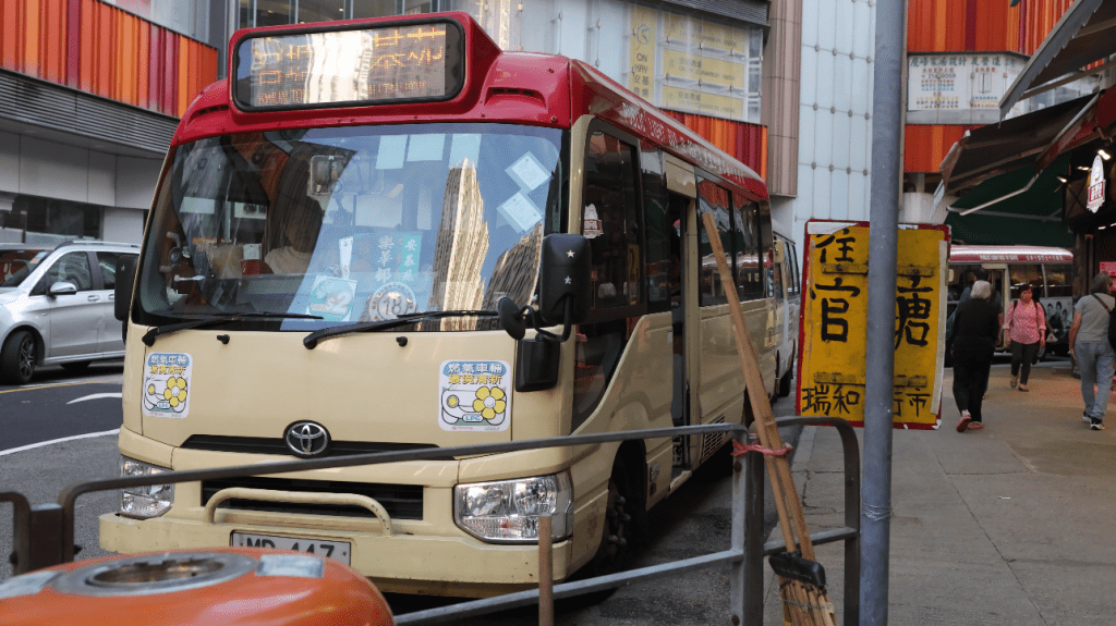 記者在另一條來往觀塘至牛頭角的紅van路線,發現同樣不扣安全帶問題 記者在另一條來往觀塘至牛頭角的紅van路線,發現同樣不扣安全帶問題