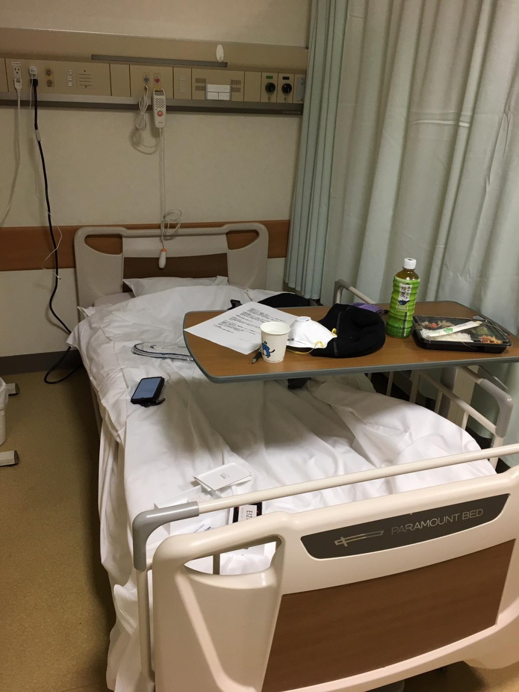 醫院病房。