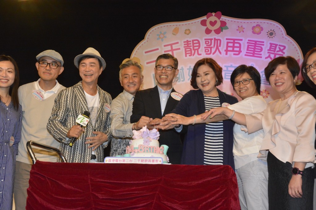 眾人出席音樂會。