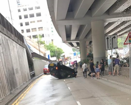 一輛私家車於浸會大學外疑失事翻側。網上圖片