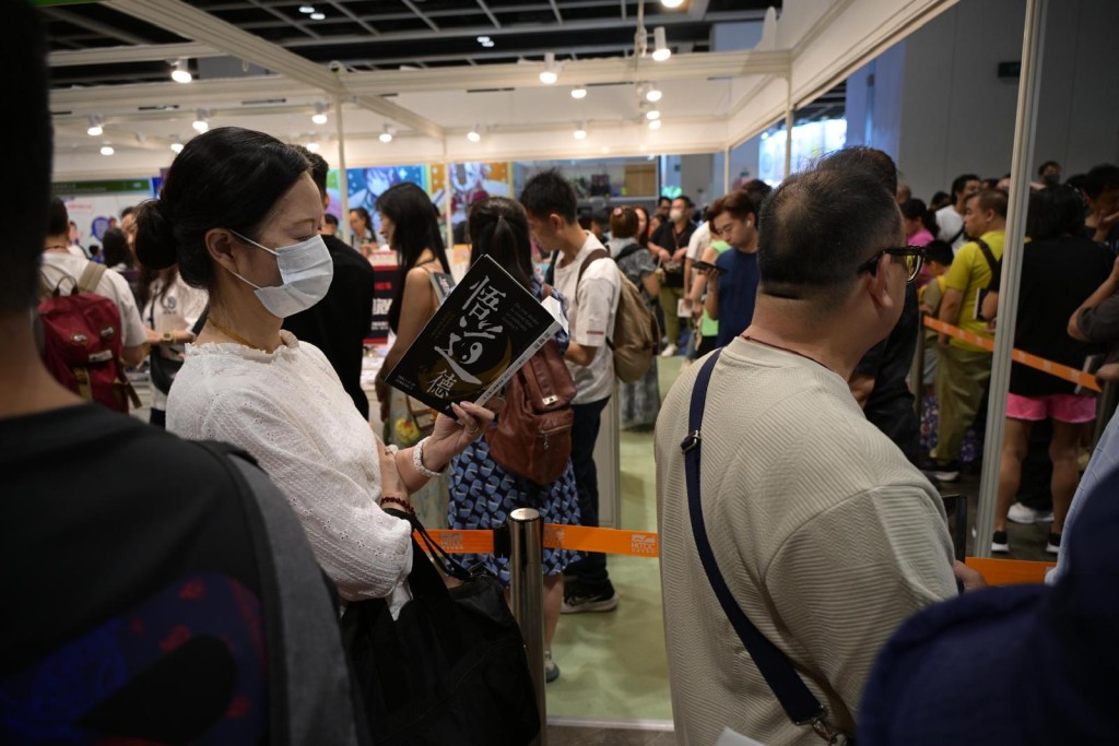 签名会现场人头涌涌，一众「道友」争先与「道长」合影留念，更一度大排长龙。苏正谦摄