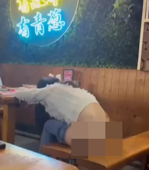 女子在餐廳當眾除褲小便。
