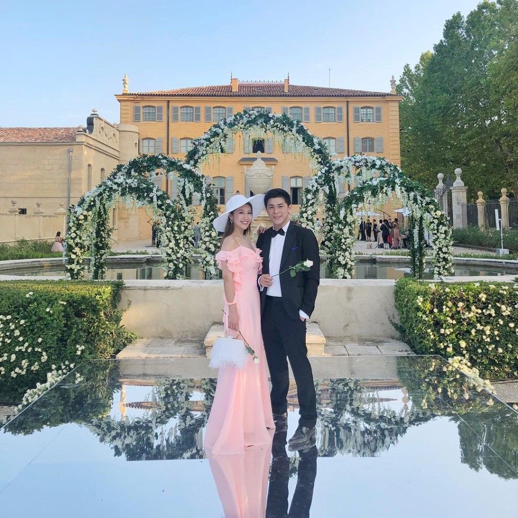 支喾仪曾于社交网公开2017年在法国城堡举行盛大婚礼的片段。