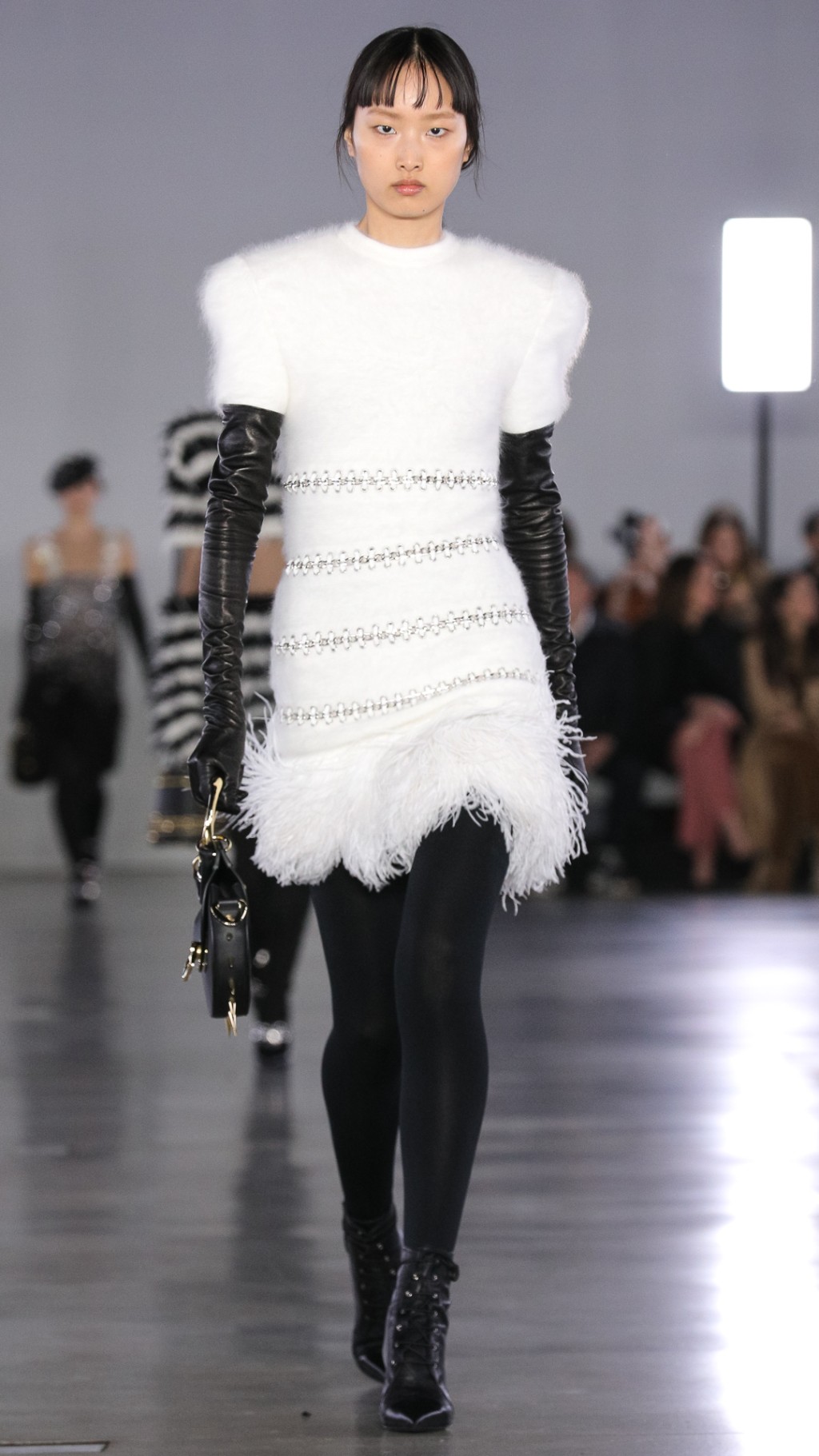 链条羽毛装饰垫肩连衣裙，特价：HK$13,840（4折，原价：HK$34,600）