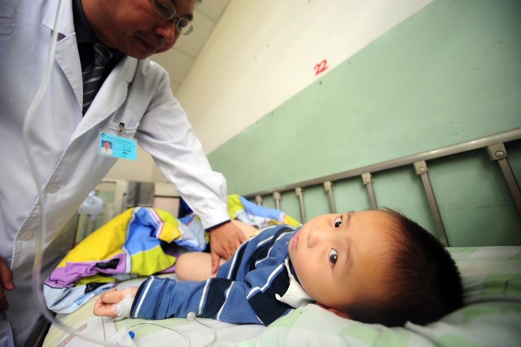 一名泌尿结石患儿在兰州中国人民解放军第一医院接受检查。新华社