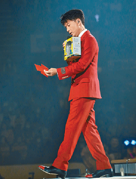 ■克勤收到歌迷利是，笑言這種美德要維持下去。