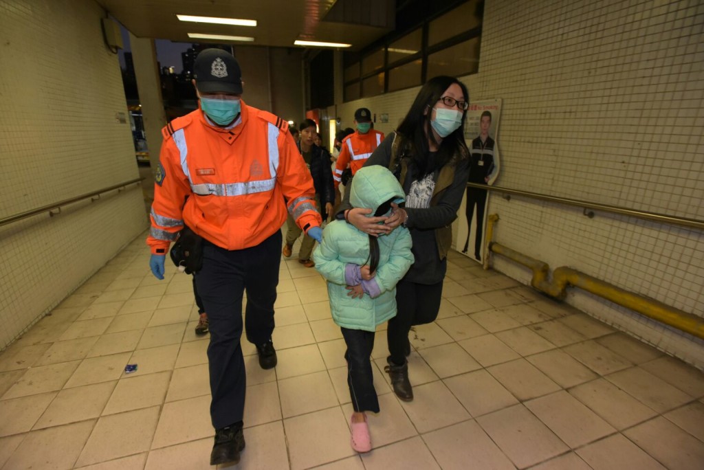 兩姊弟送院檢查。黃文威攝