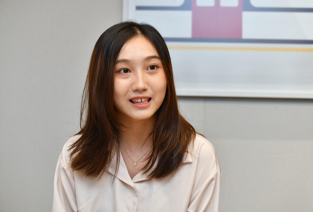 王寶盈畢業於港大土木工程學系，成為港鐵見習工程師。
