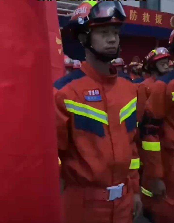 山东消防员整装出动救援。