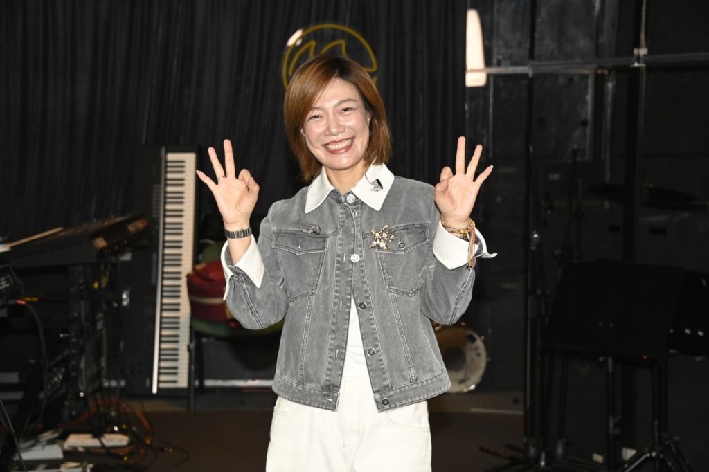 龍婷遞起3字手勢，自言有做運動，下次想挑戰3場以上的演出，相信體能可應付。