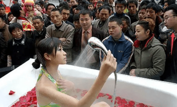 江蘇一名女推銷員眾目睽睽下於商場的浴缸內演示洗澡。
