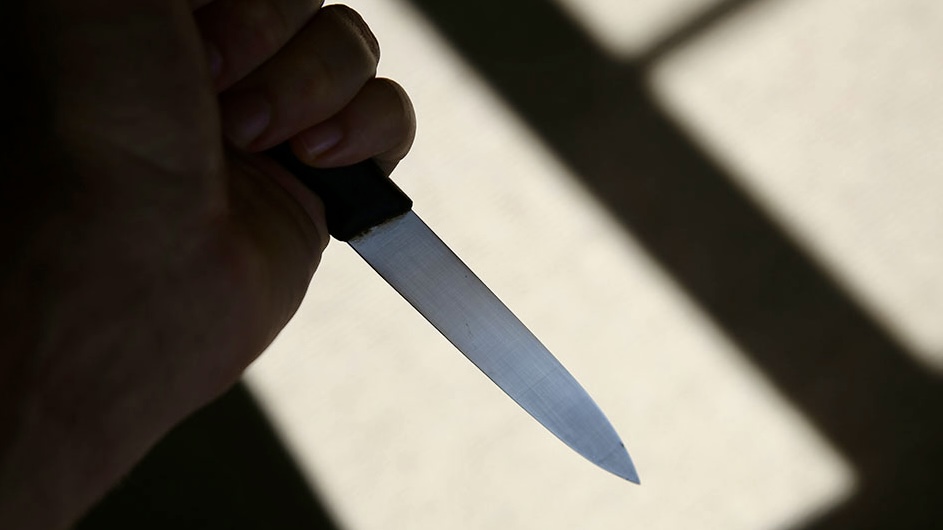 日本千葉縣一名中國籍男子在公司揮刀桶死女同事。 iStock示意圖