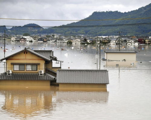 日本倉敷市洪水淹沒房屋。AP圖片