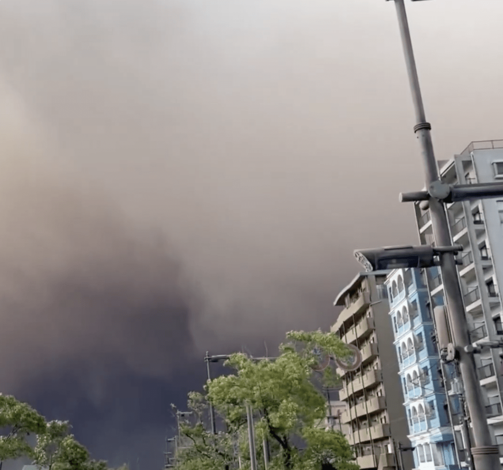 大片火山灰随即被迅速吹向西方，直扑人口稠密的鹿儿岛市区。