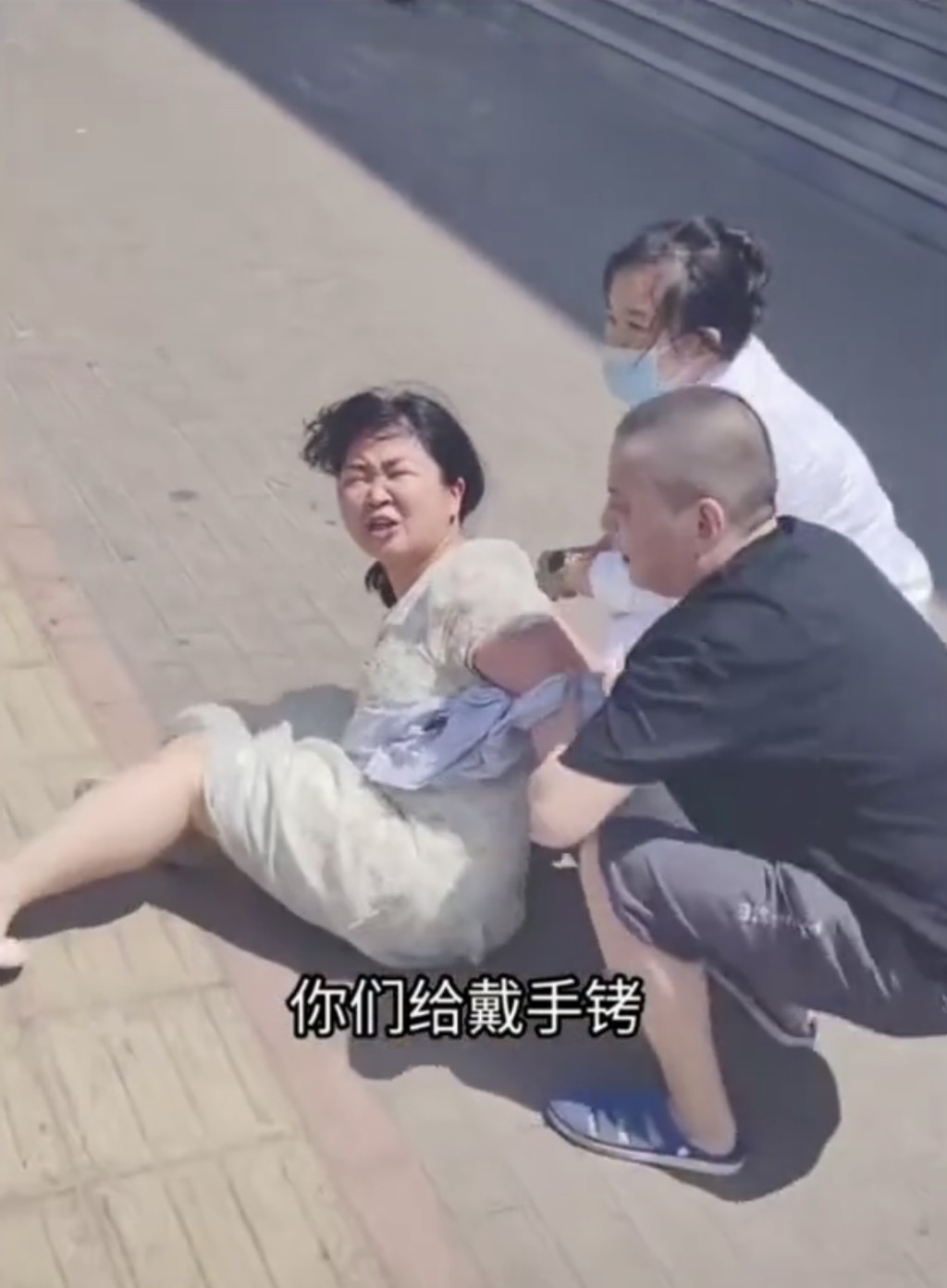河南女子被強制帶走治療。抖音@有你不孤單 河南女子被強制帶走治療。抖音@有你不孤單