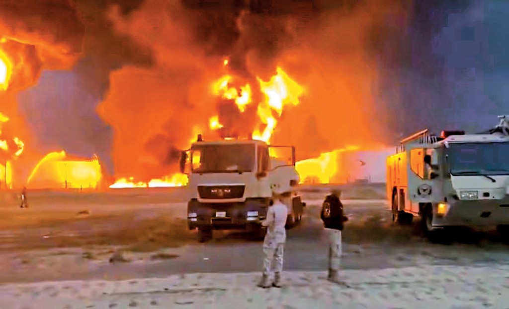 科威特上周六遭無人機攻擊，可見國際機場燃起熊熊大火。軍方指機場的雷達系統嚴重受損。