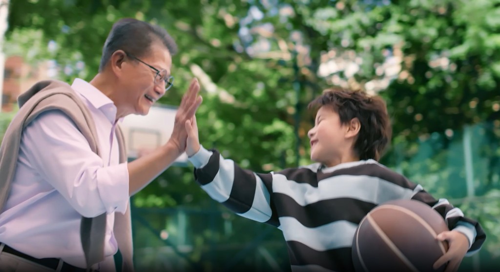 陳茂波與市民同樂。財政預算案專頁影片截圖 陳茂波與市民同樂。財政預算案專頁影片截圖