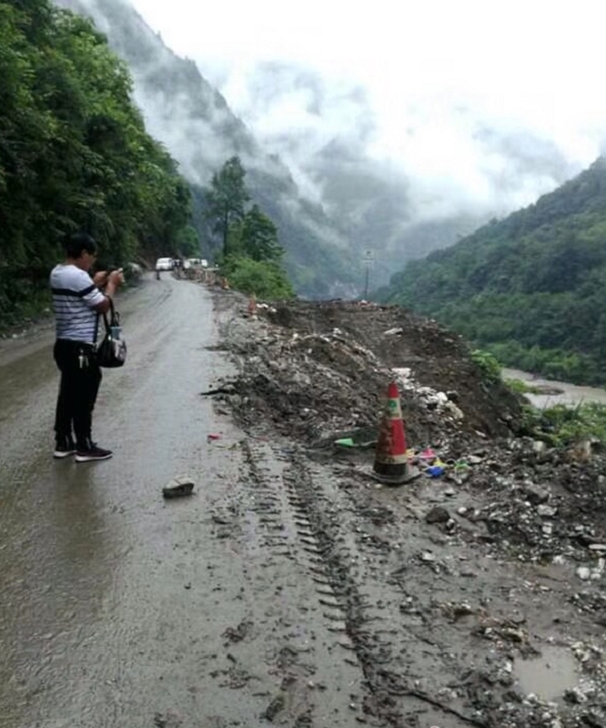 地面仍留下車呔痕。網圖